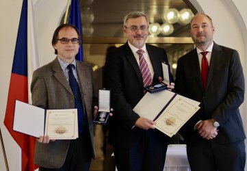 Stálá konference českých a rakouských historiků získala Medaili za zásluhy o diplomacii