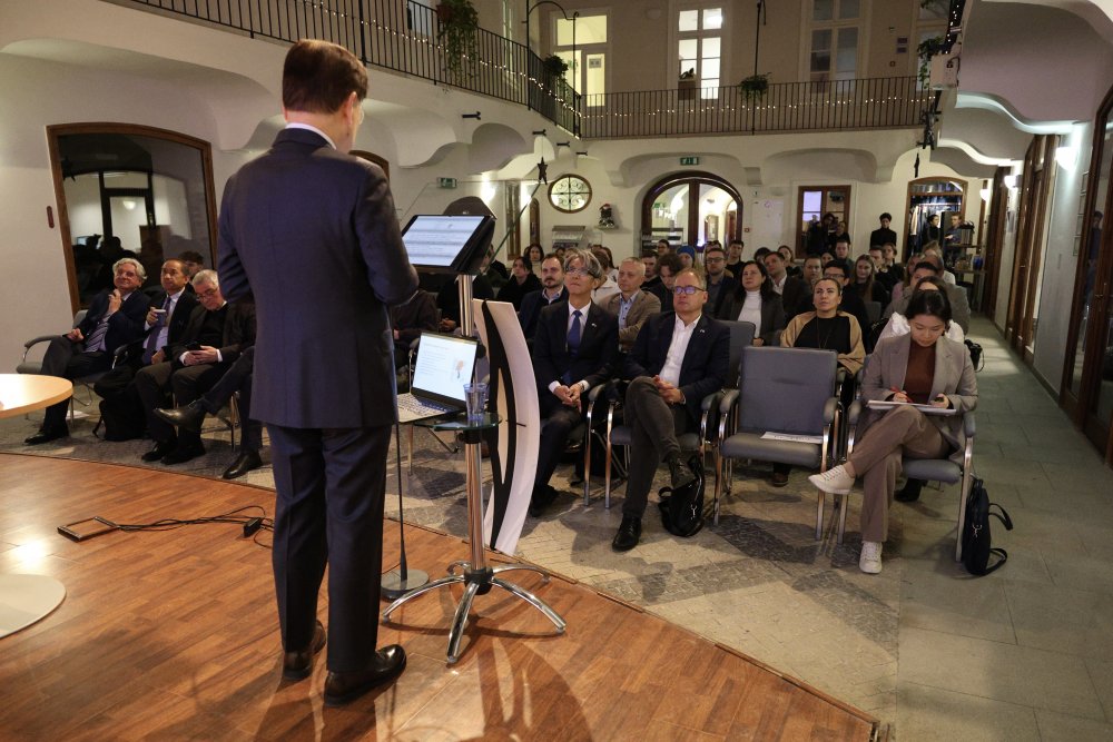 Former South Korean Foreign Minister Chung Eui-yong delivered a lecture at CEVRO University on the security of the Korean Peninsula