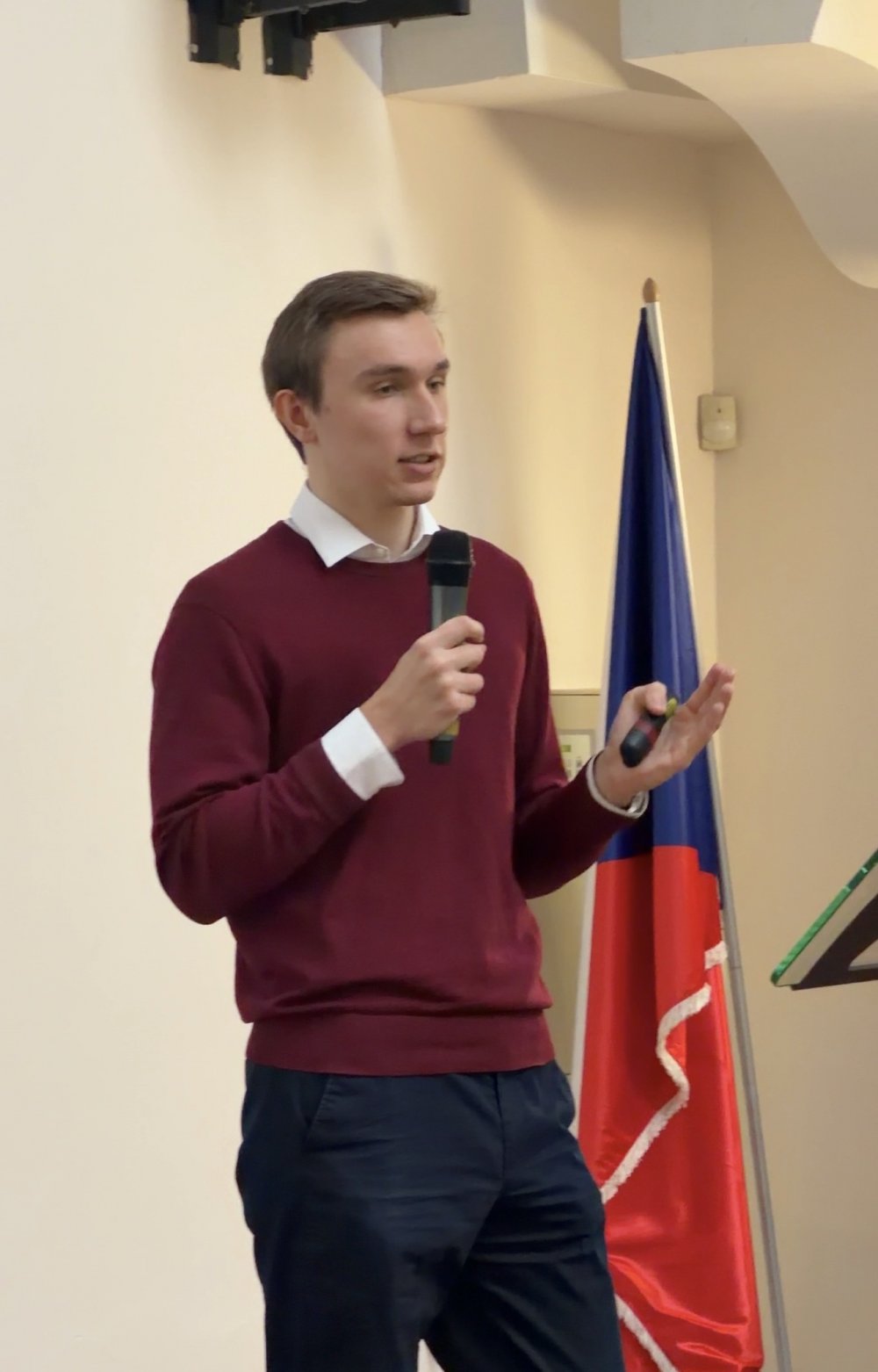 Učí ho Clintonová i Švejnar, zažil vyhrocené nepokoje v kampusu. Český student prestižní americké školy přednášel na pražské CEVRO Univerzitě