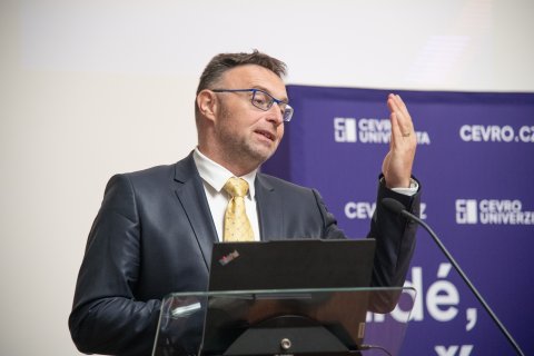 CEVRO Univerzita připravila od akademického roku 2026/27 navazující magisterský studijní program Pracovněprávní vztahy a personální řízení.