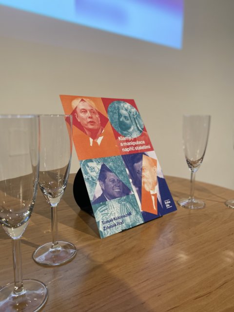 Klamy a manipulace napříč staletími: nová kniha zkoumá vliv na veřejné mínění